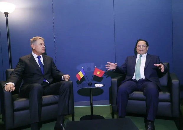 Prime Minister Pham Minh Chinh (R) and Romanian President Klaus Iohannis in New York in September 2023. (Photo: VNA)
