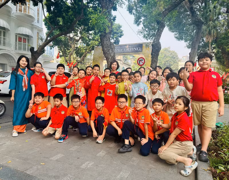 Teachers and students from 5G Class of Trang An Primary School in Hoan Kiem District, Hanoi take a photo on the occasion of the 70th anniversay of the Capital's Liberation Day.