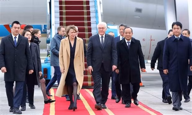 German President Frank-Walter Steinmeier and his spouse arrive at Noi Bai International Airport. (Photo: VNA)