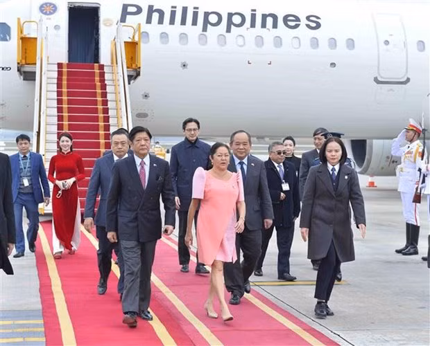 Philippine President Ferdinand Romualdez Marcos Jr. and his spouse arrive in Hanoi. (Photo: VNA)