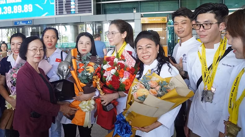 Nguyen Thi Khanh (second from left), Chairwoman of the Ho Chi Minh City Tourism Association, presented flowers to the chefs.