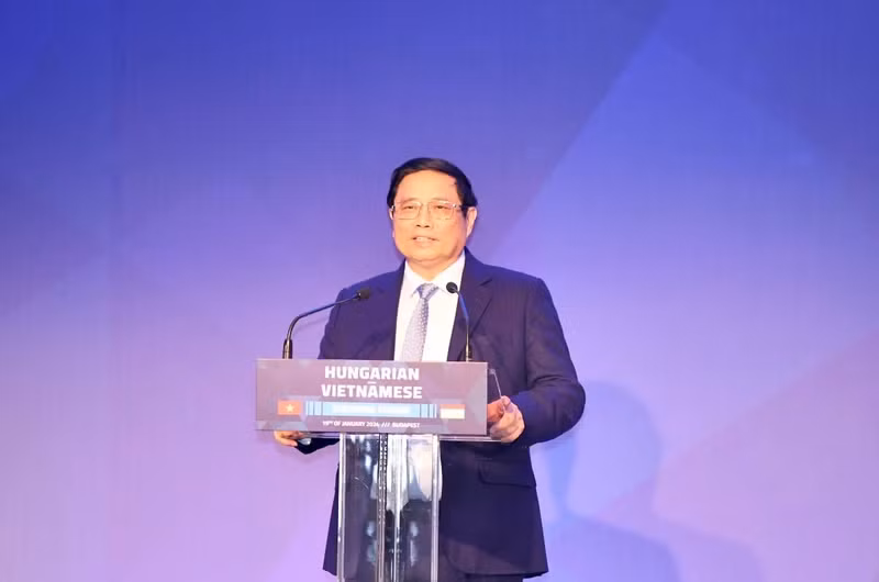 Prime Minister Pham Minh Chinh speaks at the Vietnam-Hungary business forum in Budapest on January 19 (local time) (Photo: NDO)