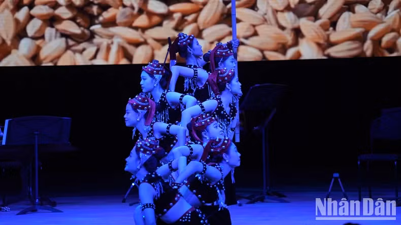 Artists from the Vietnam Contemporary Arts Theatre perform. Artists from the Vietnam Contemporary Arts Theatre perform.