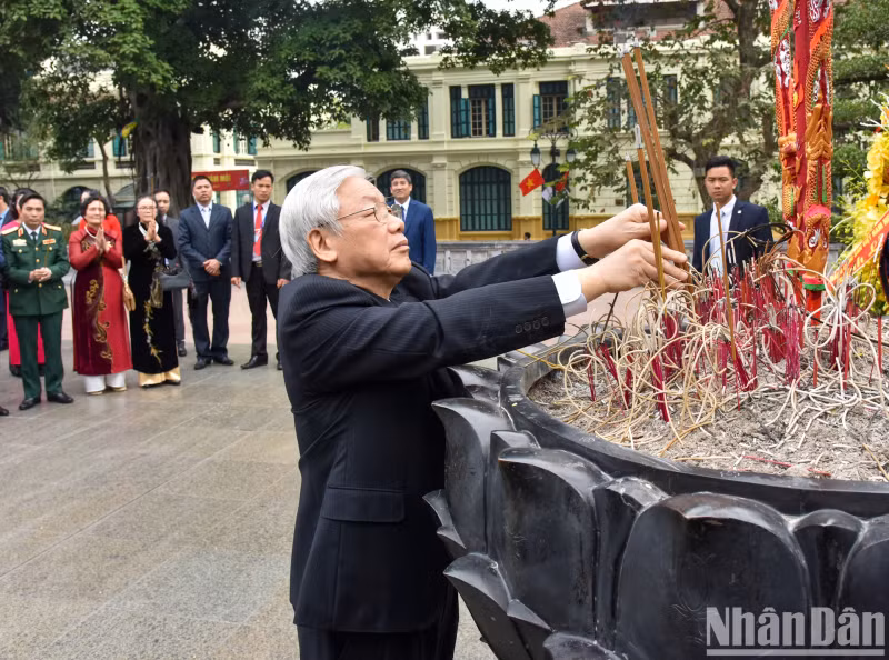 Party General Secretary Nguyen Phu Trong offers incense at the statue of King Ly Thai To.