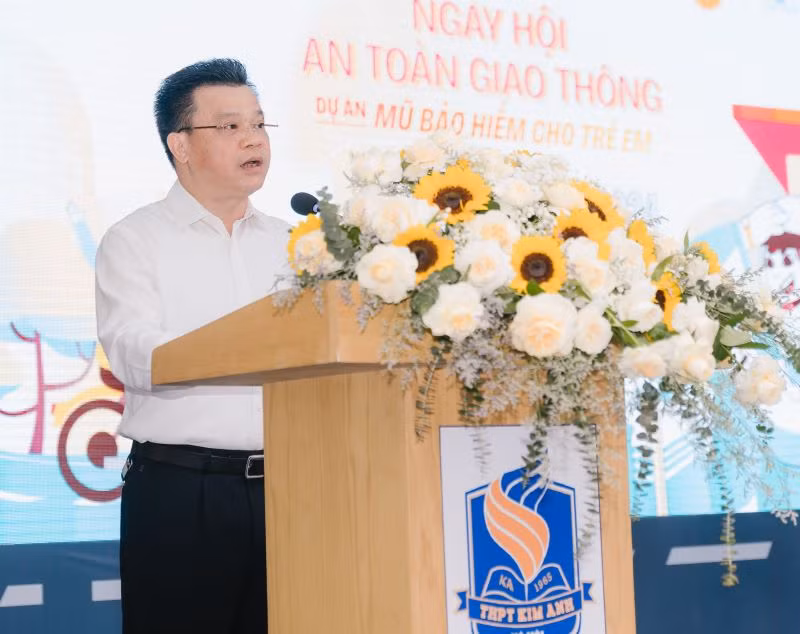 Vice Chairman of the National Committee for Traffic Safety Le Kim Thanh addresses the handover ceremony at Kim Anh High School.