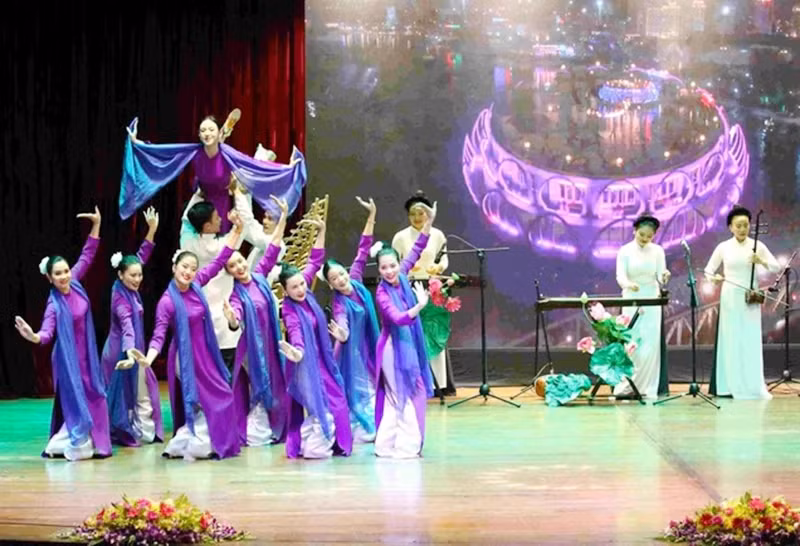 An art performance at the “Vietnamese Culture Day in Cambodia”. (Photo: VNA)