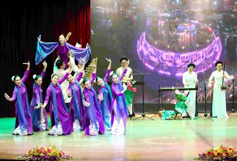An art performance at the “Vietnamese Culture Day in Cambodia”. (Photo: VNA)