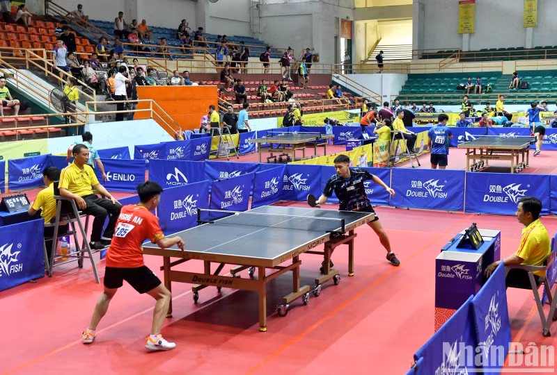 Nguyen Anh Tu, the reigning men's singles and mixed doubles champion, represents Hanoi 1, competing with his opponent from Nghe An 1 team. Nguyen Anh Tu, the reigning men's singles and mixed doubles champion, represents Hanoi 1, competing with his opponent from Nghe An 1 team.