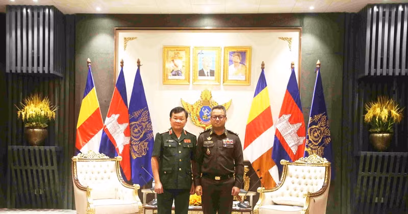 Vietnamese Deputy Defence Minister Sen. Lieut. Gen. Hoang Xuan Chien (L) and Cambodian Deputy Prime Minister and Minister of Defence General Tea Seiha (Photo: VNA) 