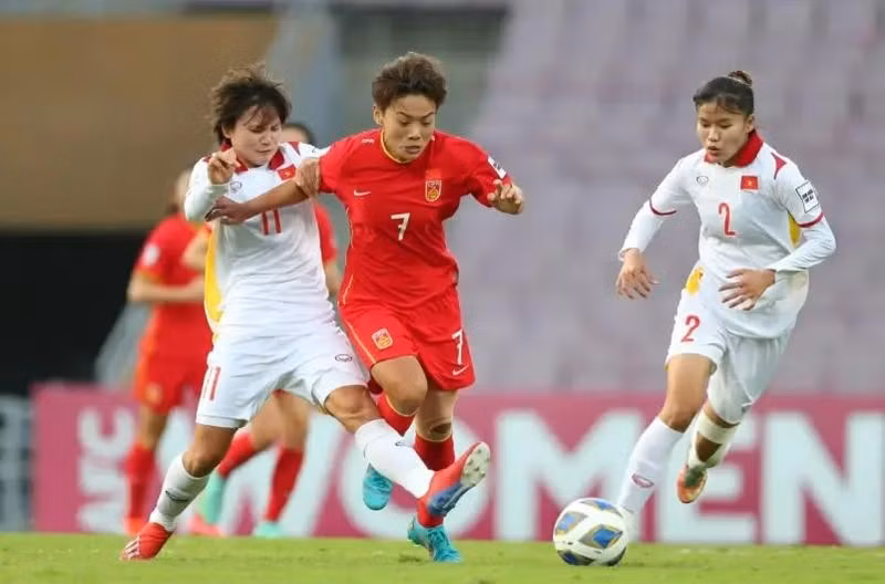 The Vietnamese women's football team in a friendly with the Chinese women's football team in China in October 2024 (Photo: VNA) 