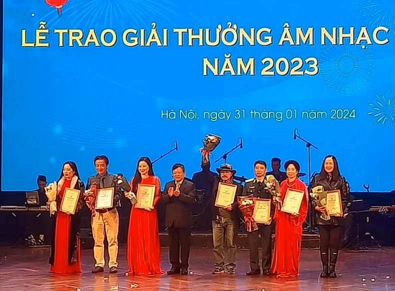 The A prizes were presented to outstanding artists.