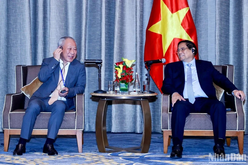 PM Pham Minh Chinh (R) receives CPCG founder Yan Jiehe in Beijing on June 27. (Photo: NDO)