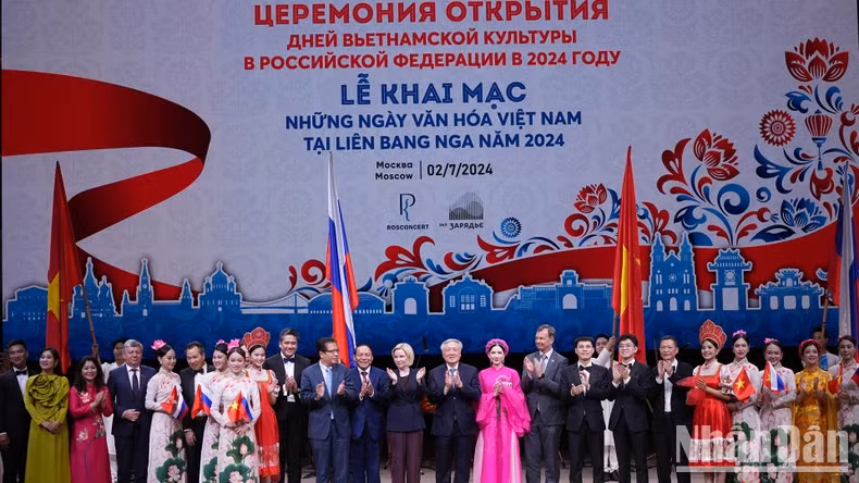 The delegates congratulate the performing artists. The delegates congratulate the performing artists.