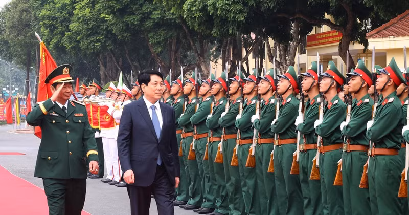 State President Luong Cuong reviews the guard of honour (Photo: VNA)