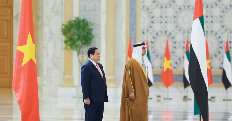 Prime Minister Pham Minh Chinh (L) and Vice President of the United Arab Emirates (UAE) Sheikh Mansour bin Zayed Al Nahyan at the official welcome ceremony for the Vietnamese leader. (Photo: VNA) 