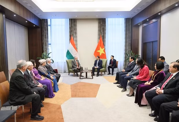 Prime Minister Pham Minh Chinh (R) receives President of the Hungary-Vietnam Friendship Association Laszlo Botz (Photo: VNA)