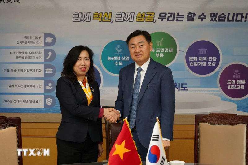 Deputy Minister of Foreign Affairs Le Thi Thu Hang (L) and Governor of Jeonbuk province Kim Kwan Yyeong (Photo: VNA) 