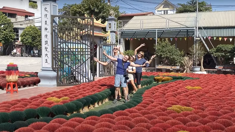 Foreign tourists are delighted with Vietnamese maps, made from hundreds of colourful incense bundles in Quang Phu Cau Village.