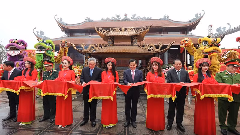 The ribbon-cutting ceremony to inaugurate the temple dedicated to Hoang Hoa Tham and the Yen The insurgent army.