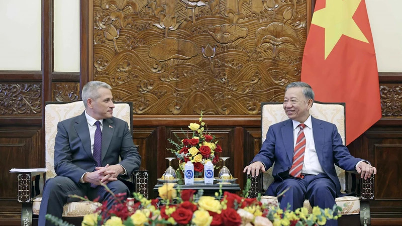 Ambassador of the Republic of Belarus to Vietnam Uladzimir Baravikou (left) gives President To Lam a congratulation letter from President of Belarus Ambassador of the Republic of Belarus to Vietnam Uladzimir Baravikou. (Photo: VNA)