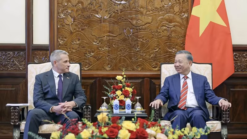 Ambassador of the Republic of Belarus to Vietnam Uladzimir Baravikou (left) gives President To Lam a congratulation letter from President of Belarus Ambassador of the Republic of Belarus to Vietnam Uladzimir Baravikou. (Photo: VNA)