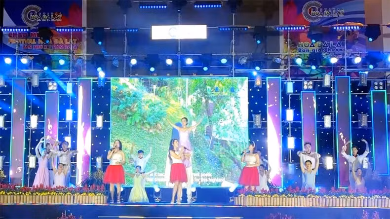 A performance by teachers from Da Lat’s Preschool No. 5 and the Pha Le Dance Troupe.