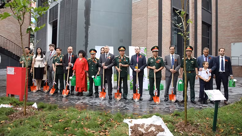 The delegates plant trees to commemorate the Great Patriotic War.