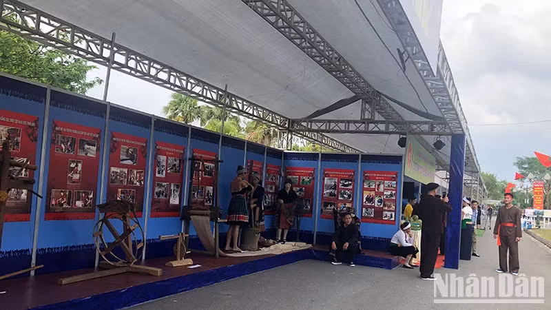 The exhibition introducing the culture and tourism of localities at the Vietnam National Village for Ethnic Culture and Tourism.