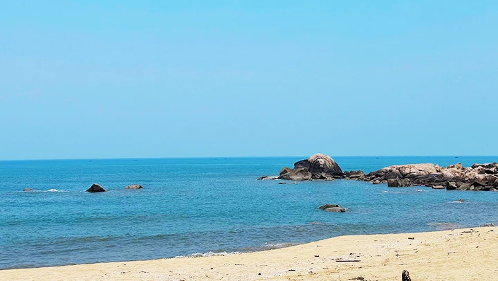 The peaceful beauty of Ky Xuan beach. 