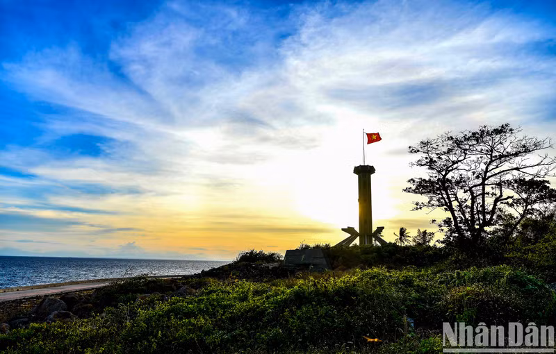 Con Co Island, situated nearly 30 kilometres from Cua Viet Port, Gio Linh District, Quang Tri Province, is known by other names such as Hon Co, Con Ho, or Hon Me.