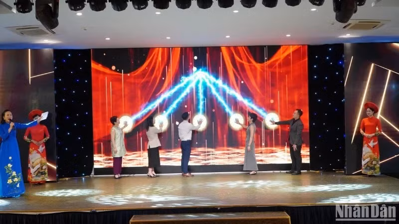 The delegates press a button to launch the Vietnamese agricultural products store on Chinese e-commerce and social media platforms.