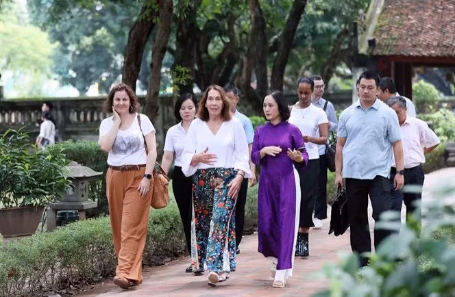 President of the Australian Senate Sue Lines (C) visits the special national relic Van Mieu-Quoc Tu Giam. (Photo: VNA) 