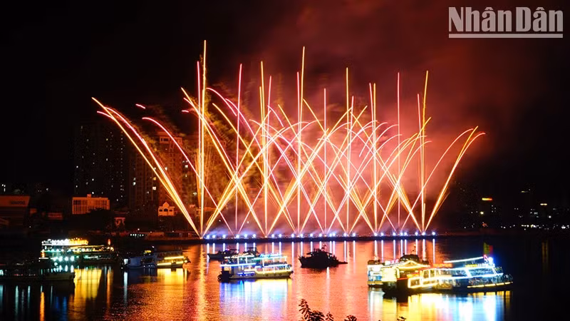 With the gentle and melodious music, the audience seemed to admire a watercolour painting of beautiful Vietnam.