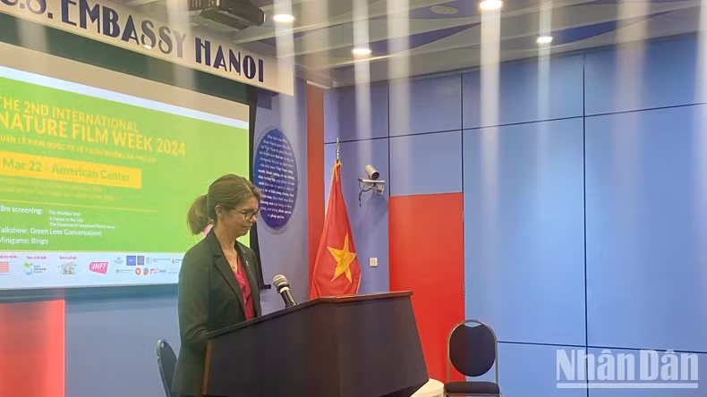 Holly Lindquist Thomas, Director of the Office of Multilateral Affairs at the East Asia and Pacific under the US Department of State, speaks at the talk show. (Photo: NGOC KHANH)