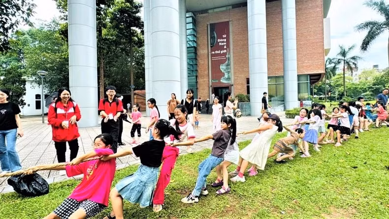 Children are enthusiastic about the traditional tug-of-war game. (Photo courtesy of the Vietnam Museum of Ethnology)