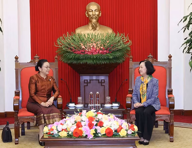 Politburo member, Permanent member of the Party Central Committee’s Secretariat and head of the Party Central Committee’s Organisation Commission Truong Thi Mai (R) and new Ambassador of Laos to Vietnam, Khamphao Ernthavanh. (Photo: VNA) 