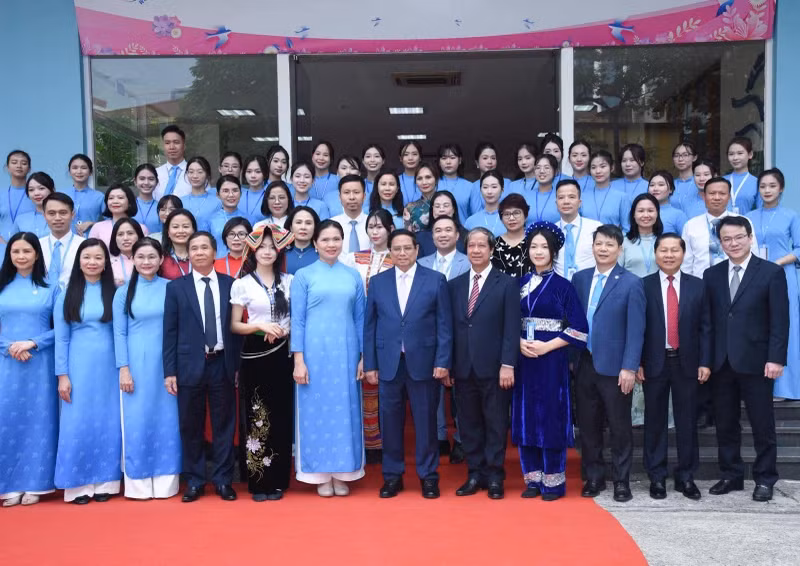 Prime Minister Pham Minh Chinh and female delegates (Photo: NDO)