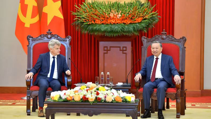 Party General Secretary To Lam (R) and PCF National Secretary Fabien Roussel (Photo: NDO)