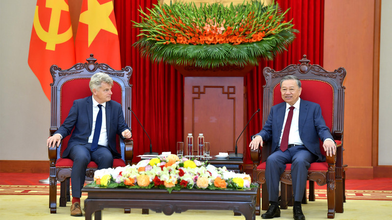 Party General Secretary To Lam (R) and PCF National Secretary Fabien Roussel (Photo: NDO)