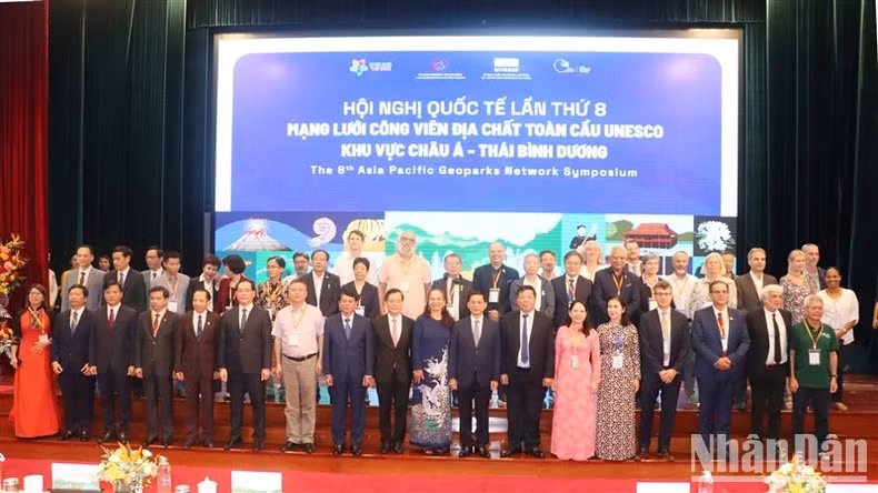 Deputy PM and Minister of Foreign Affairs Bui Thanh Son and other delegates attend the symposium.