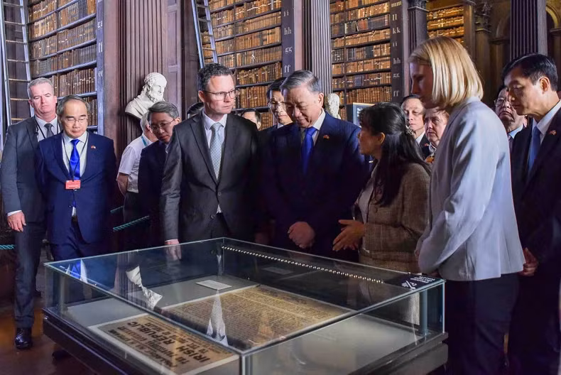 General Secretary of the Communist Party of Vietnam Central Committee and State President To Lam visits the Old Library. (Photo: VNA)