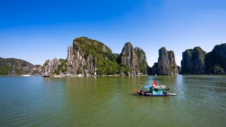 Ha Long Bay is a must-visit for international tourists when coming to Vietnam. (Photo: NEWS)
