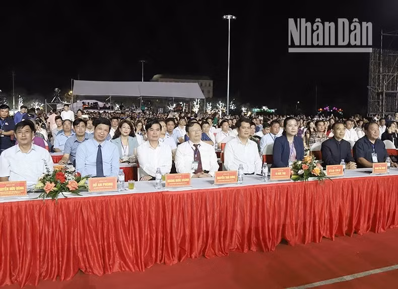 The delegates attend the ceremony.