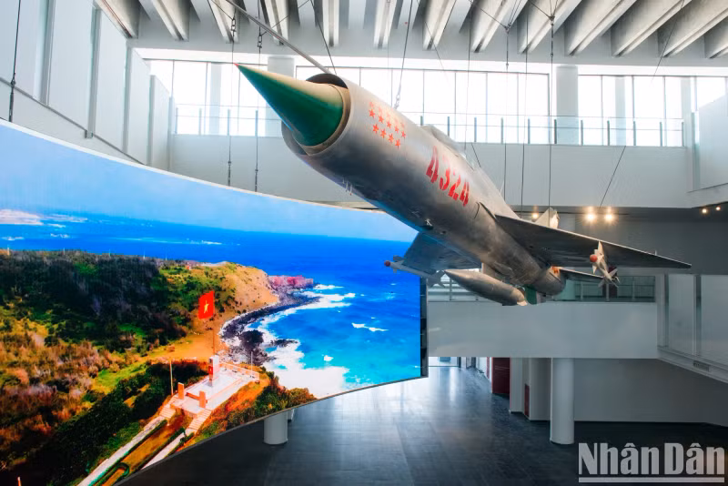 During the resistance against America, nine pilots operated the MiG-21 4324, which took off 69 times, engaged the enemy 22 times, fired 16 times, and shot down 14 American planes. The body of the MiG-21 is adorned with 14 red stars, symbolising the 14 enemy aircraft that were shot down. The Prime Minister recognised this aircraft as a national treasure on January 14, 2015.