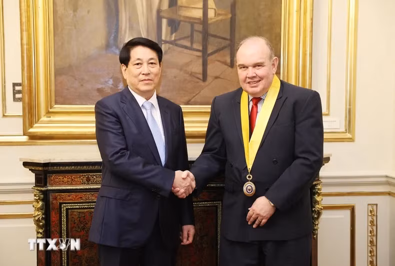 Lima Mayor Rafael Lopez welcomes President Luong Cuong.