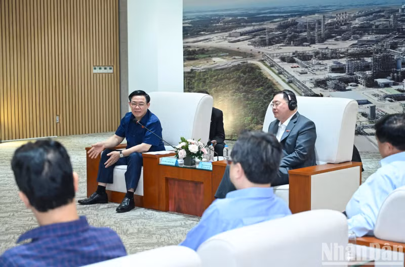 The top legislator speaks at the working session.