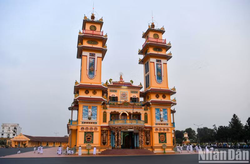 Notably, during the construction, the participants were not allowed to get married so as to maintain "purity" while creating the Holy See, which is considered by Cao Dai followers as the God's will combined with manpower. This is the central place of worship the Cao Dai religion, because Tay Ninh is considered the ancestral land of the religion.