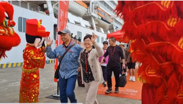 Tourists from Chinese-flagged cruise ship Zhao Shang Yi Dun are welcomed at Ha Long International Cruise Port in Quang Ninh province.(Photo: VNA)
