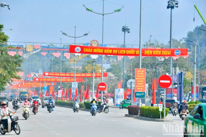 Dien Bien Phu’s streets are brilliantly decorated with flags and flowers to welcome the 2024 National Tourism Year – Dien Bien.