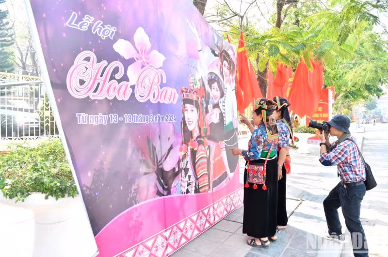 People are eager to attend Bauhinia Flower Festival. People are eager to attend Bauhinia Flower Festival.